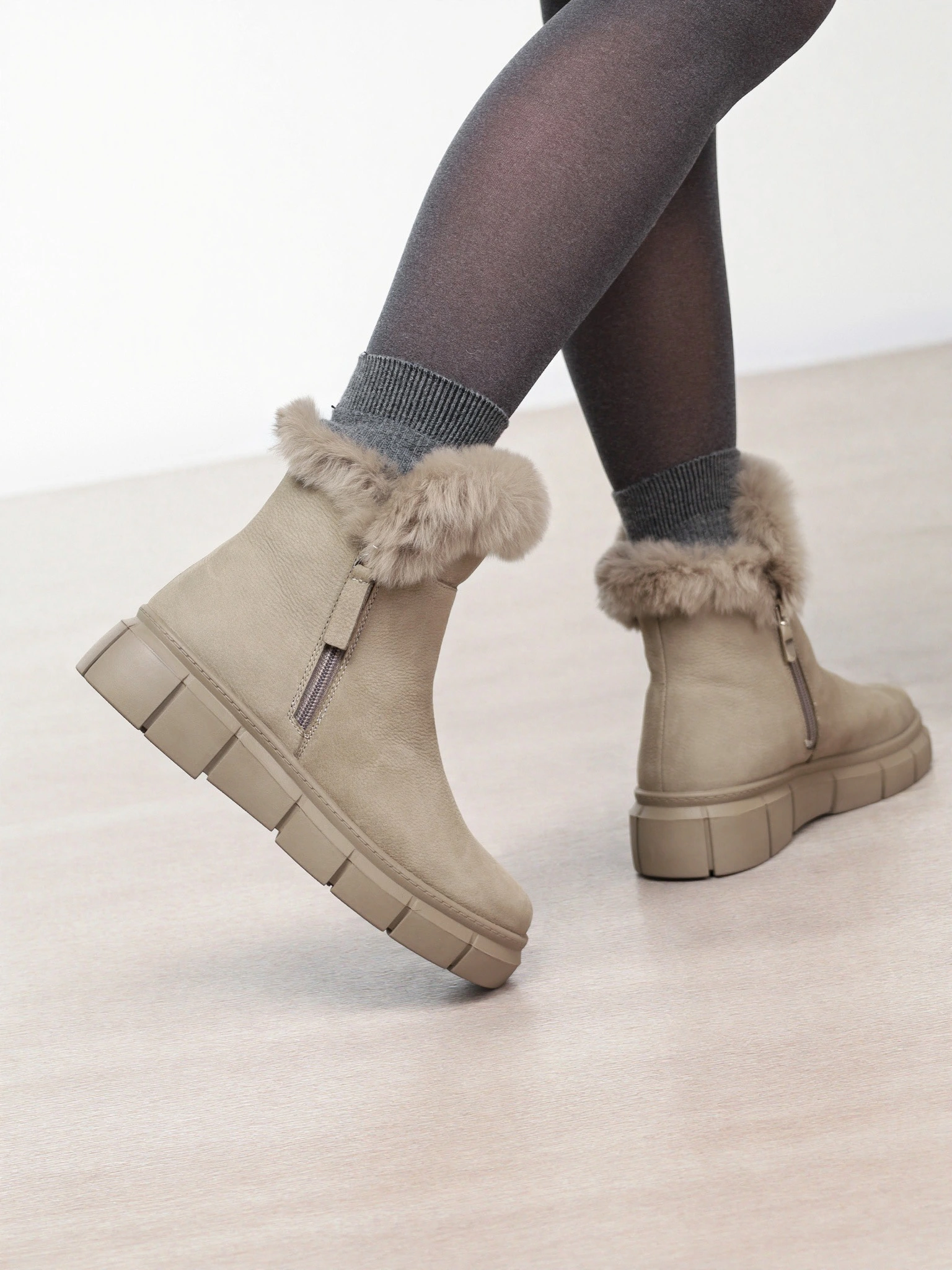 Ботинки серого цвета с оторочкой мехом на средней платформе